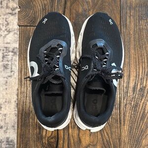 Women’s oncloud sneakers. Size 6.5